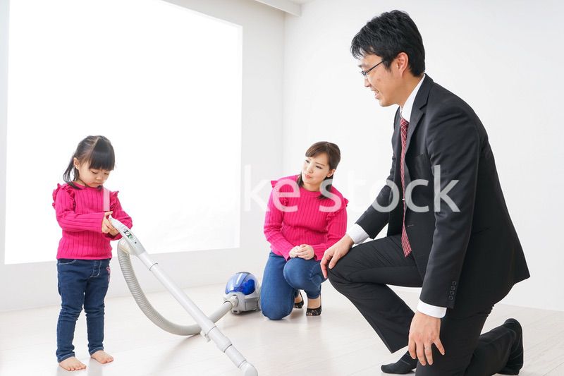 仕事に行くお父さんと母娘