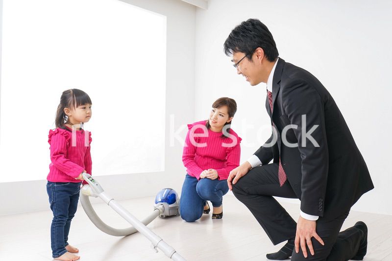 仕事に行くお父さんと母娘