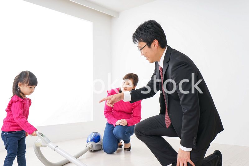 仕事に行くお父さんと母娘