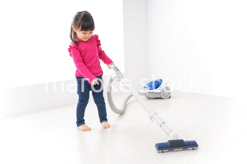 掃除機をかける子ども