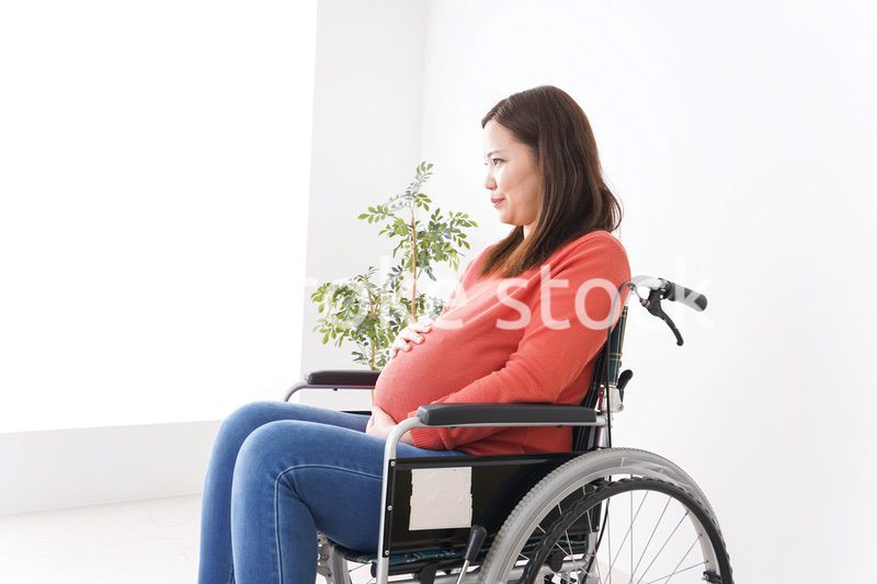 車いすに乗る妊婦