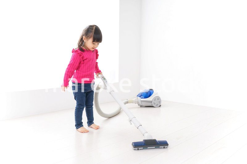 掃除機をかける子ども