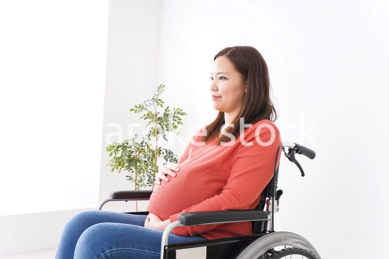 車いすに乗る妊婦
