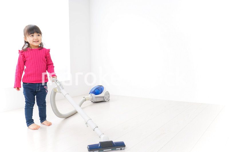 掃除機をかける子ども