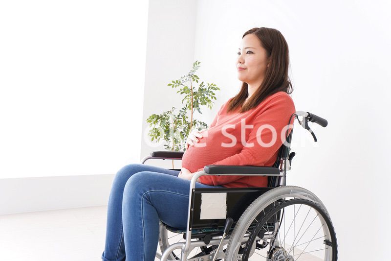 車いすに乗る妊婦