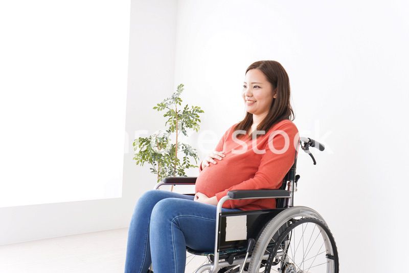 車いすに乗る妊婦