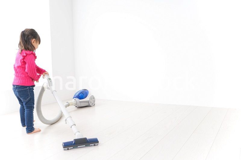 掃除機をかける子ども