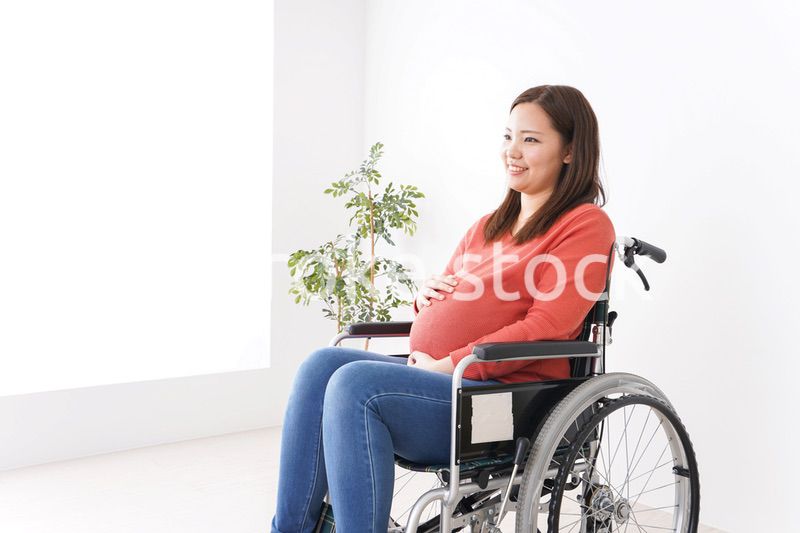 車いすに乗る妊婦