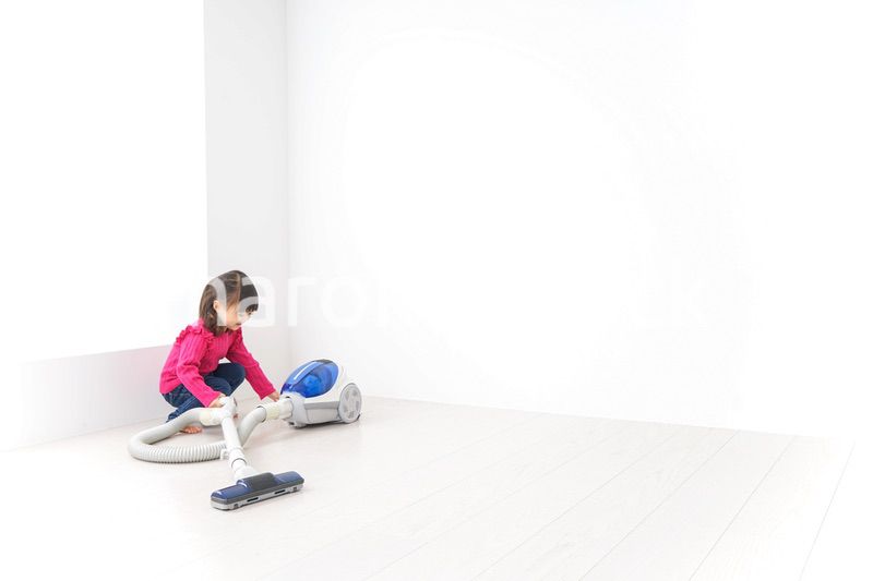 掃除機をかける子ども