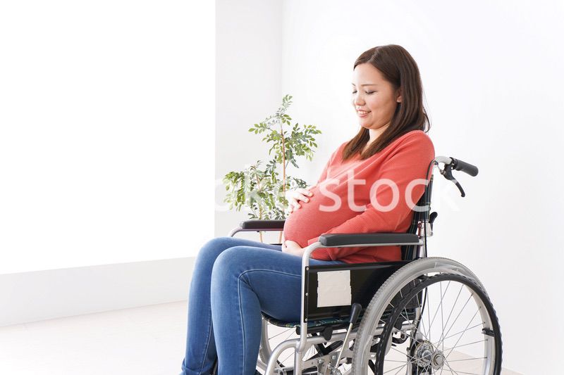 車いすに乗る妊婦