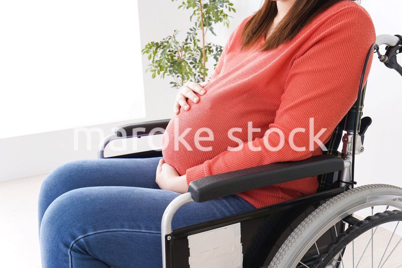 車いすに乗る妊婦