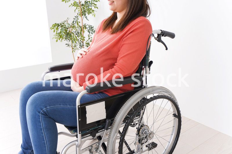 車いすに乗る妊婦