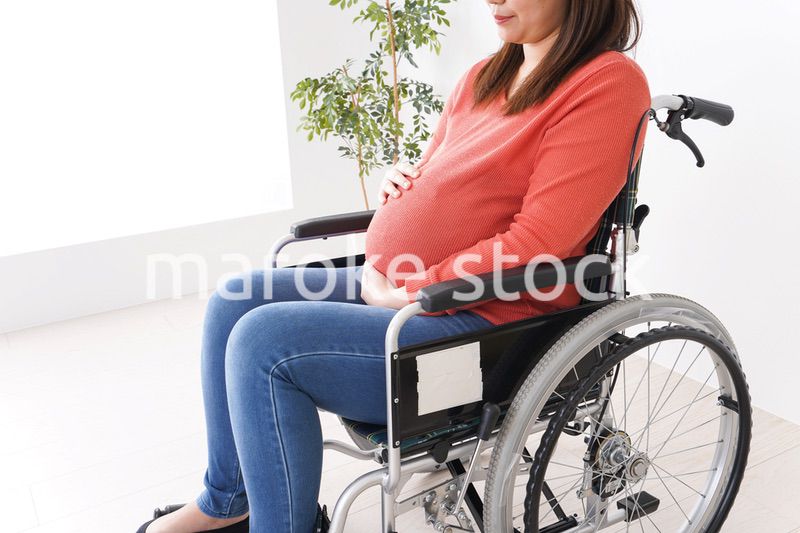 車いすに乗る妊婦