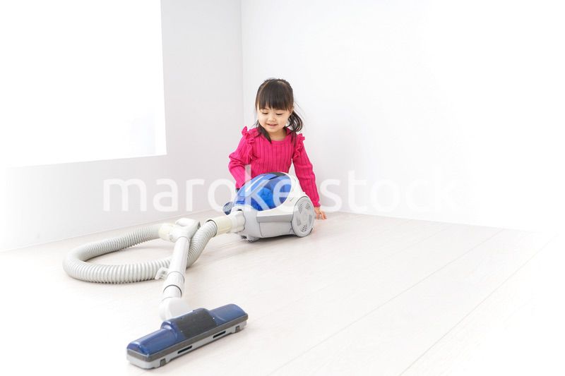 掃除機をかける子ども