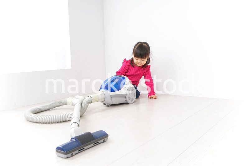 掃除機をかける子ども