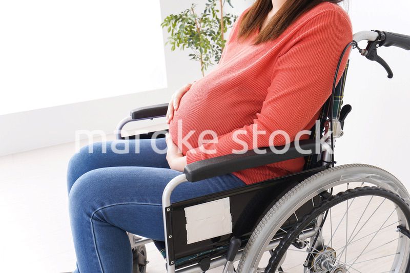 車いすに乗る妊婦