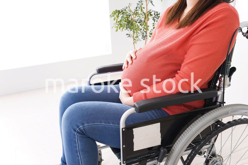 車いすに乗る妊婦