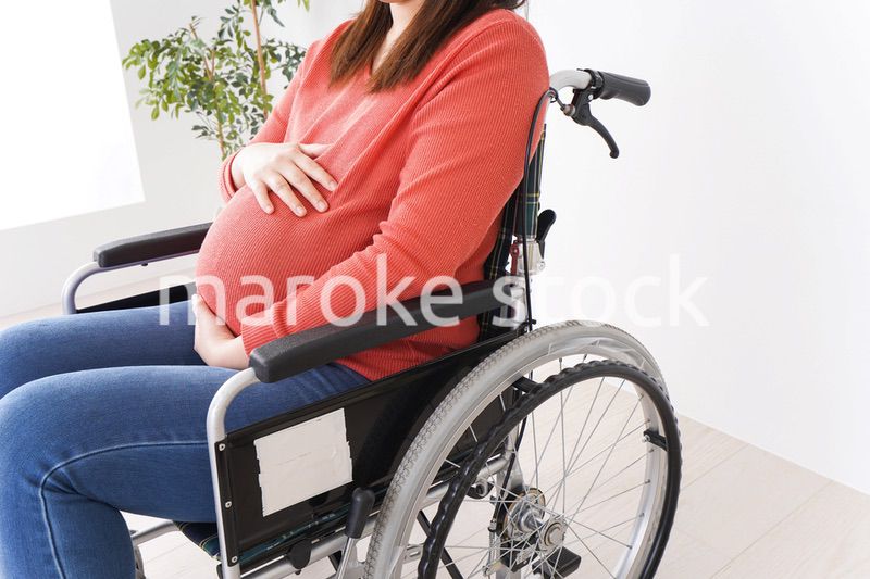 車いすに乗る妊婦