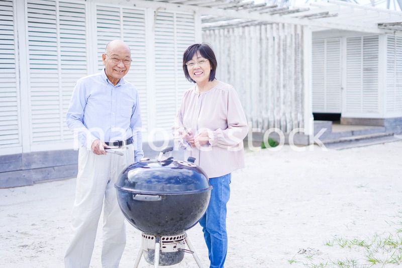屋外でバーベキューをするアクティブシニア