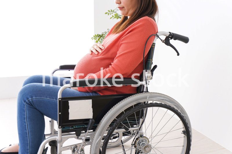車いすに乗る妊婦