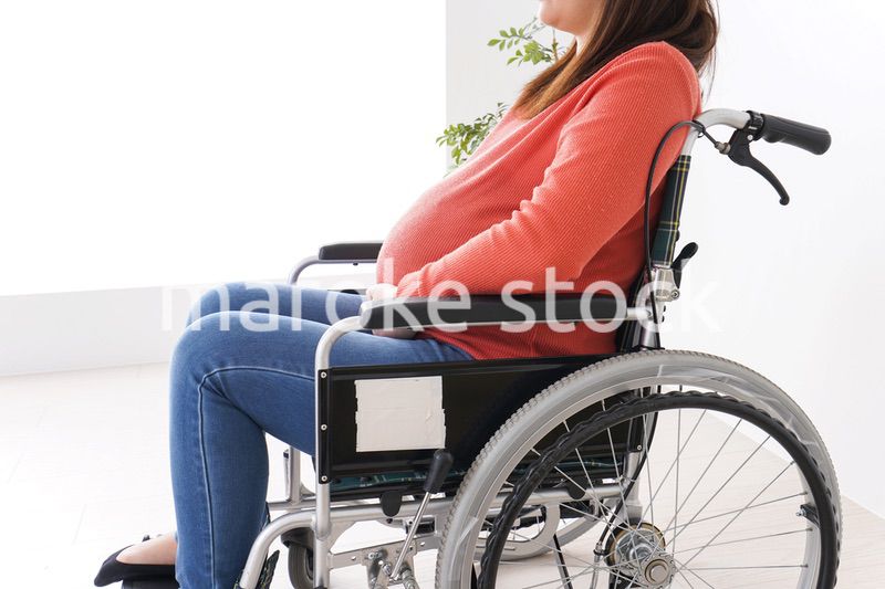 車いすに乗る妊婦