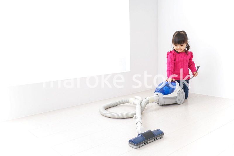 掃除機をかける子ども