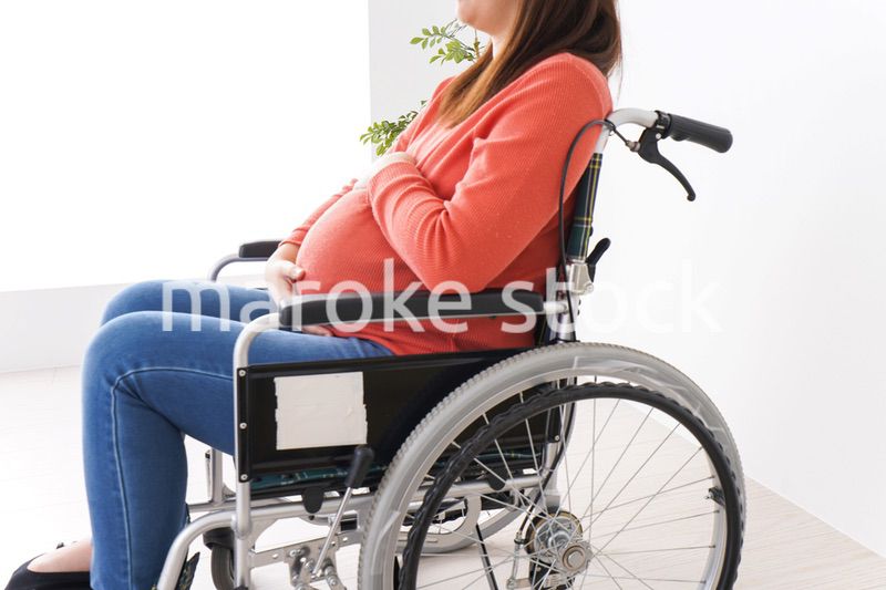 車いすに乗る妊婦
