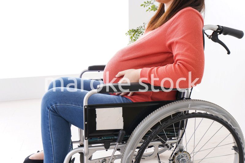 車いすに乗る妊婦