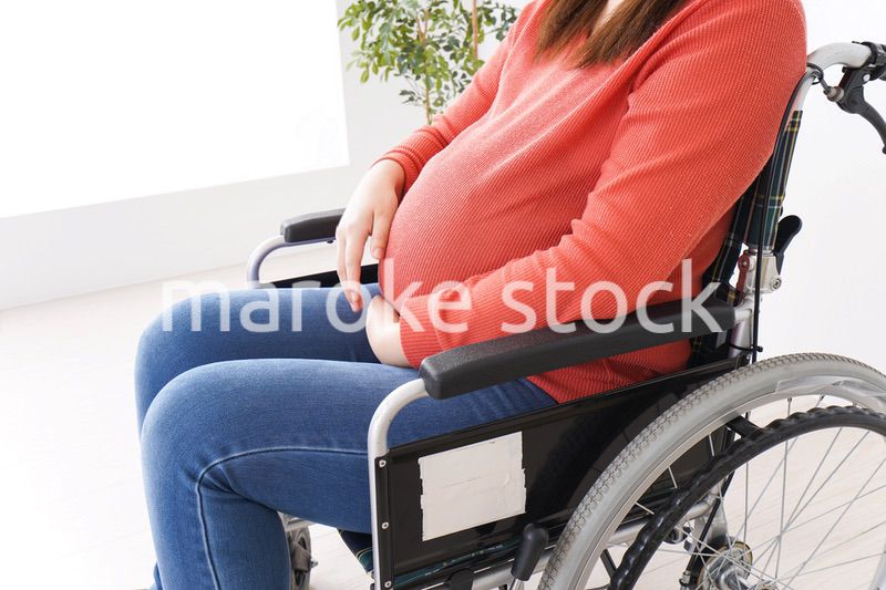 車いすに乗る妊婦