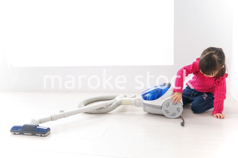 掃除機をかける子ども