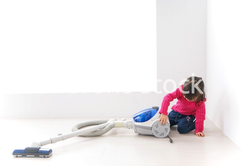 掃除機をかける子ども