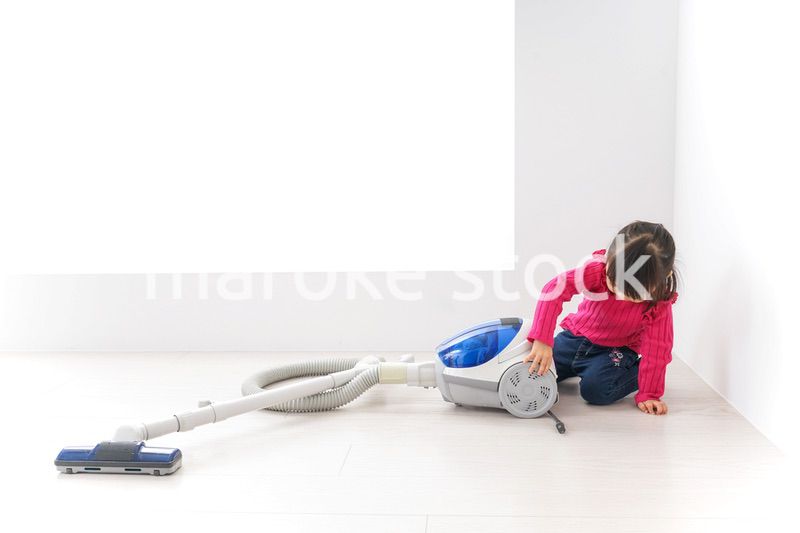 掃除機をかける子ども