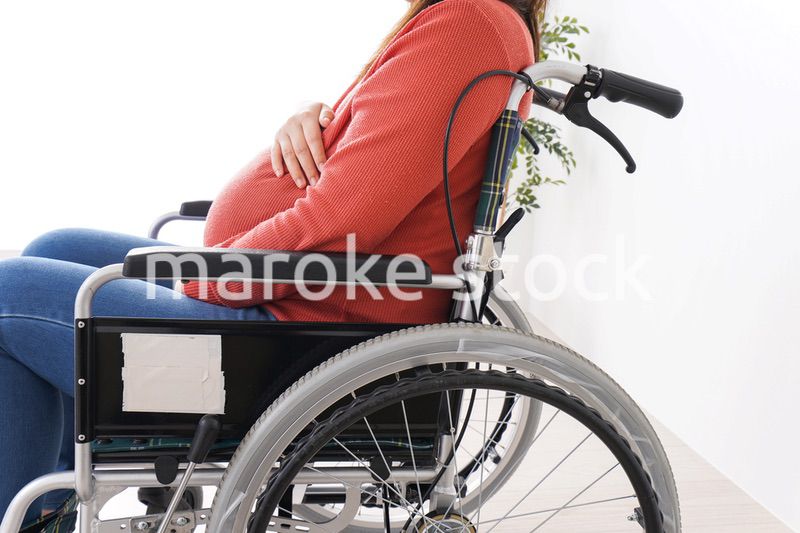 車いすに乗る妊婦