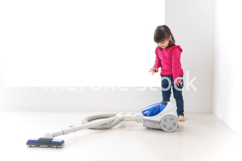 掃除機をかける子ども