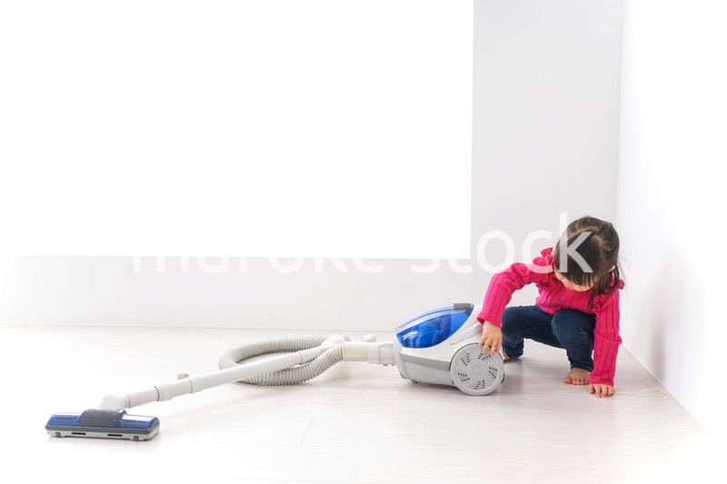 掃除機をかける子ども