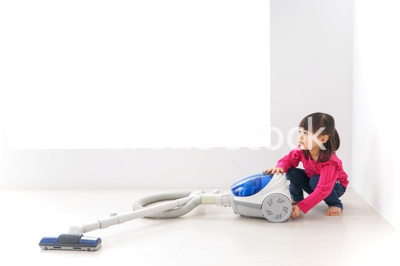 掃除機をかける子ども