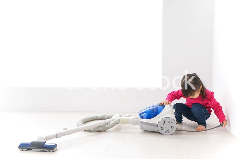 掃除機をかける子ども