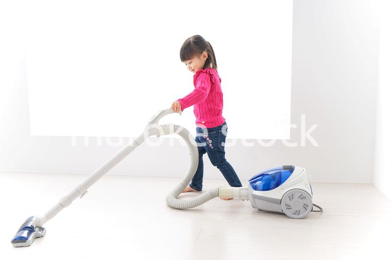 掃除機をかける子ども