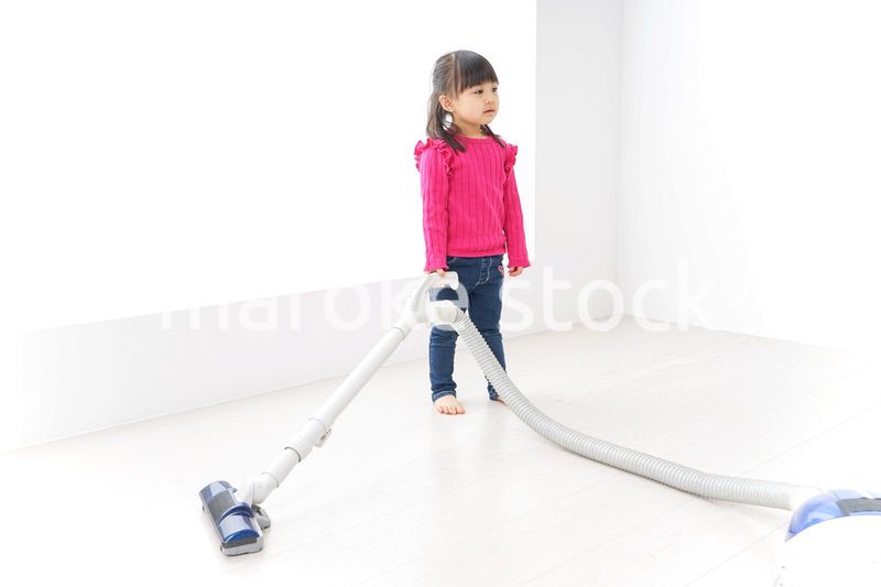 掃除機をかける子ども