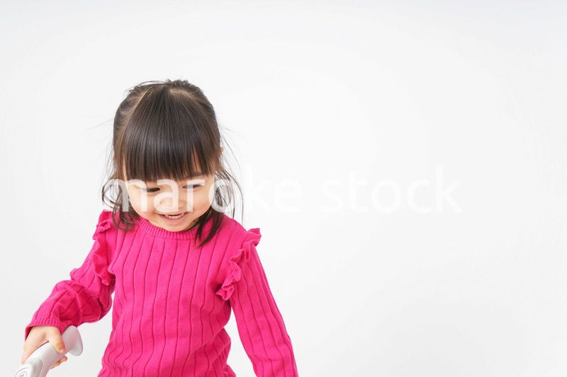 一人遊びする子供