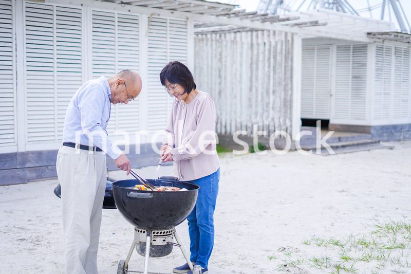 屋外でバーベキューをするアクティブシニア