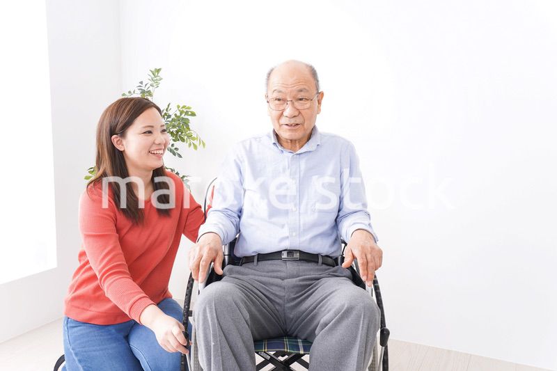 高齢者の介護をする女性