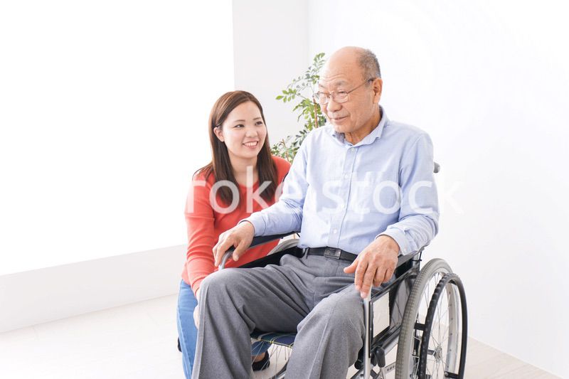 高齢者の介護をする女性