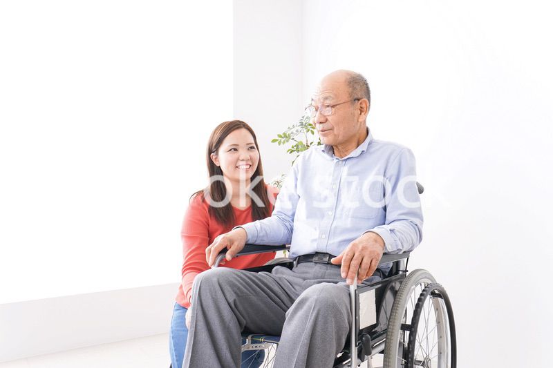 高齢者の介護をする女性