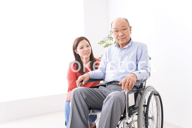 高齢者の介護をする女性