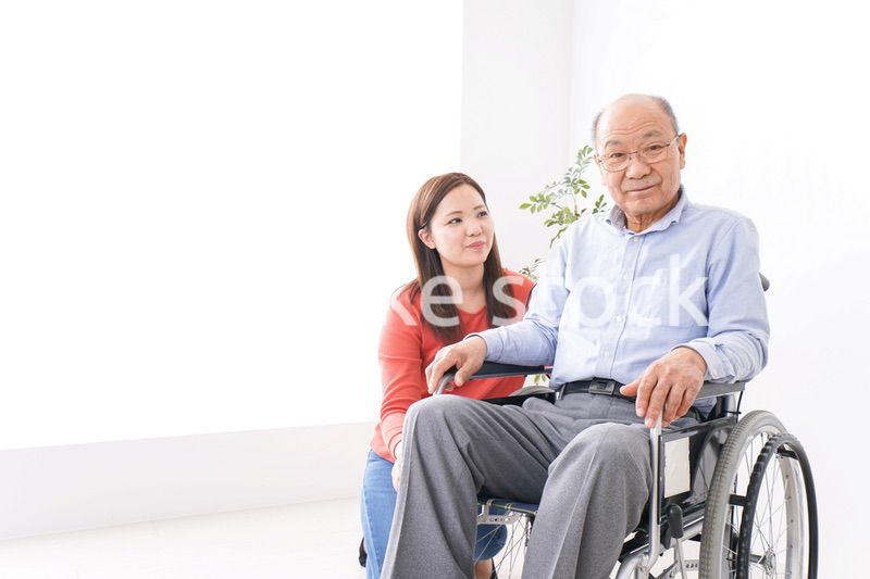 高齢者の介護をする女性