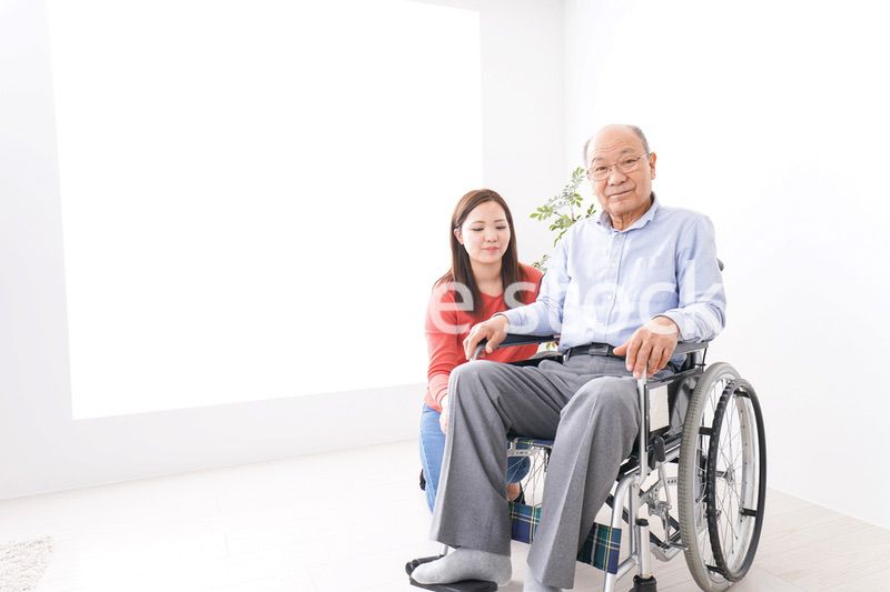 高齢者の介護をする女性