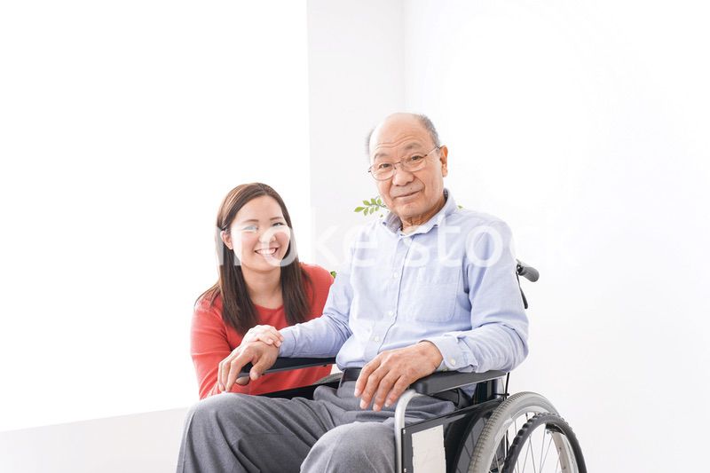 高齢者の介護をする女性