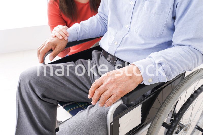 高齢者の介護をする女性