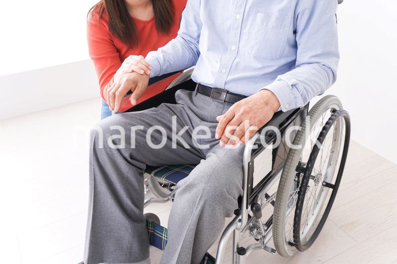 高齢者の介護をする女性